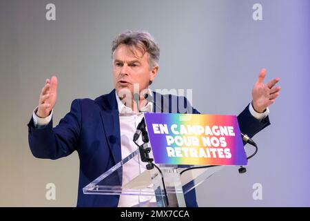 Le député français Fabien Roussel prononce un discours lors d'un rassemblement de la Nouvelle Union populaire et sociale (NUPES) contre la réforme des retraites. Banque D'Images