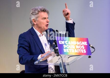 Le député français Fabien Roussel prononce un discours lors d'un rassemblement de la Nouvelle Union populaire et sociale (NUPES) contre la réforme des retraites. Banque D'Images