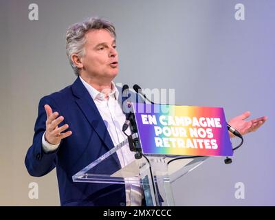 Le député français Fabien Roussel prononce un discours lors d'un rassemblement de la Nouvelle Union populaire et sociale (NUPES) contre la réforme des retraites. Banque D'Images