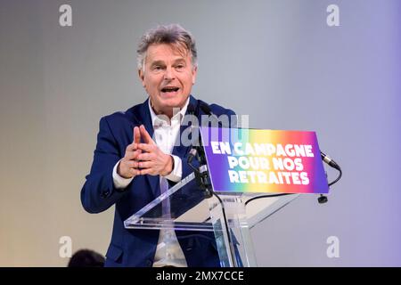 Le député français Fabien Roussel prononce un discours lors d'un rassemblement de la Nouvelle Union populaire et sociale (NUPES) contre la réforme des retraites. Banque D'Images