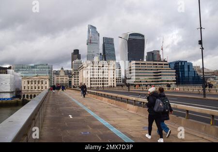 Londres, Royaume-Uni. 02nd févr. 2023. Les gens marchent le long du London Bridge en passant devant les gratte-ciel de la City of London, le quartier financier de la capitale, alors que la Banque d'Angleterre élève les taux d'intérêt du Royaume-Uni à 4%. (Photo de Vuk Valcic/SOPA Images/Sipa USA) crédit: SIPA USA/Alay Live News Banque D'Images