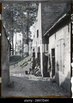 Bergues, Nord, France , 1917 - Nord de la France, Belgique - Paul Castelnau (section photographique des armées) - (1-5 septembre). Backbug, uniforme militaire, domicile, route pavée, arrière, rue , quartier, homme, première Guerre mondiale, vêtements, Logement , architecture, êtres humains, France, Bergnes, Bergnes Banque D'Images