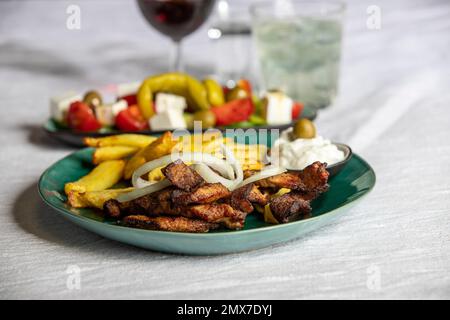 gyros grecs avec frites et tzaziki Banque D'Images