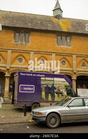 Février 2023 - NAT West mobile Bank van à l'extérieur de la maison de marché à Castle Cary, Somerset, Angleterre, Royaume-Uni - épuisement des services ruraux Banque D'Images