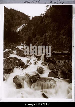 Environs d'Odda, Norvège Cascade 10 km d'Odda , 1910 - Voyage d'Albert Kahn et Auguste Léon en Scandinavie - (9 août - 14 septembre) Banque D'Images