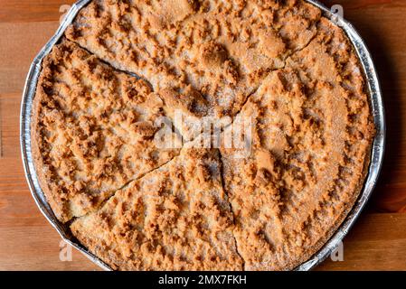 La fregolotta, un gâteau traditionnel italien à la miette ou à la tarte, est vue de dessus sur une table. Dessert traditionnel de la Vénétie et de Venise, fait de flou Banque D'Images