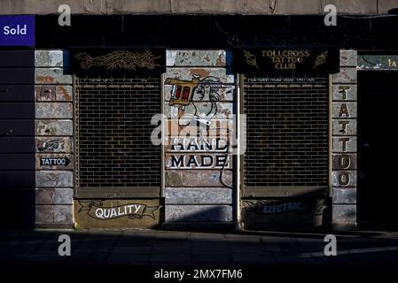 Panneaux peints à la main sur le mur d'un salon de tatouage à Édimbourg, en Écosse, au Royaume-Uni. Banque D'Images