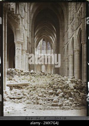 Soissons, Aisne, France la nef de la cathédrale, débris de la voûte , 1917 - Aisne - Fernand Cuville (section photographique de l'armée) - (mai-juillet) Banque D'Images