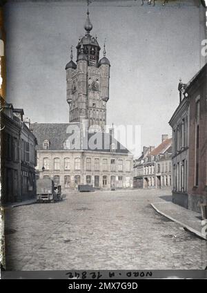 Bergues, Nord, France , 1917 - Nord de la France, Belgique - Paul Castelnau (section photographique des armées) - (1-5 septembre). Visite, horloge, architecture civile publique, route pavée, arrière, rue , quartier, Moyen Age, Habitat , Architecture, Première Guerre mondiale, Art, France, beffroi Banque D'Images