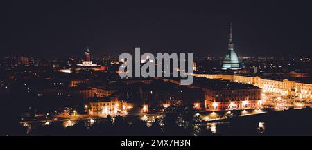 Turin, Italie, vue panoramique nocturne de la Piazza Vittorio Veneto avec Mole Antonelliana. Banque D'Images
