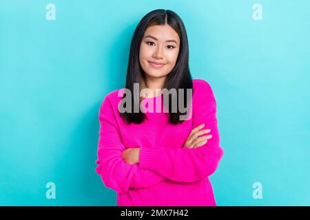 Photo portrait de la jeune femme d'affaires réussie les mains pliées portent pull-over tricoté rose appréciez son travail isolé sur fond bleu-vert Banque D'Images