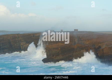 Vue vers les bâtiments de défense de la guerre mondiale de 2 d'Yesnaby lors d'une journée de tempête, Orkney Islands Banque D'Images