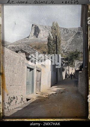 Mostar, Bosnie-Herzégovine A Street , 1912 - Balkans, Italie - Jean Brunhes et Auguste Léon - (13 octobre - 27) Banque D'Images