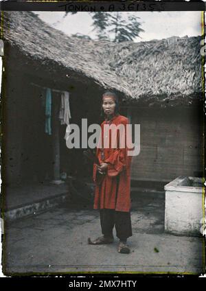 Tonkin, Indochina un village remarquable en costume de cérémonie à l'occasion d'un mariage, assis dans une cour intérieure, Léon occupé à Indochina Banque D'Images