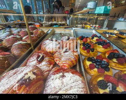 Pâtisseries dans la fenêtre d'une boulangerie artisanale française à New York le dimanche, 22 janvier 2023. (© Richard B. Levine) Banque D'Images