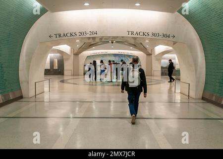 Le Grand Central Madison ouvre ses portes sous New York mercredi, 25 janvier 2023. La nouvelle gare, située sous Park Avenue, permet aux trains de long Island Railroad d'accéder au côté est. Auparavant, les trains LIRR pouvaient seulement entrer dans la gare de Pennsylvanie du côté ouest. Au cours du lancement initial, les trains ne vont que de la station Jamaica à GCT Madison pendant les trois premières semaines. Le projet de $11 milliards permettra au LIRR d'augmenter le service.(© Richard B. Levine Banque D'Images