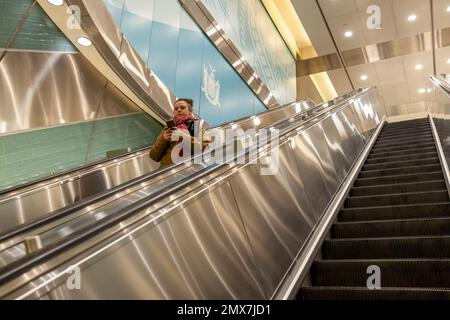 Visiteur sur un escalier mécanique dans le Grand Central Madison sous New York mercredi, 25 janvier 2023. La nouvelle gare, située sous Park Avenue, permet aux trains de long Island Railroad d'accéder au côté est. Auparavant, les trains LIRR pouvaient seulement entrer dans la gare de Pennsylvanie du côté ouest. Au cours du lancement initial, les trains ne vont que de la station Jamaica à GCT Madison pendant les trois premières semaines. Le projet de $11 milliards permettra au LIRR d'augmenter le service.(© Richard B. Levine Banque D'Images