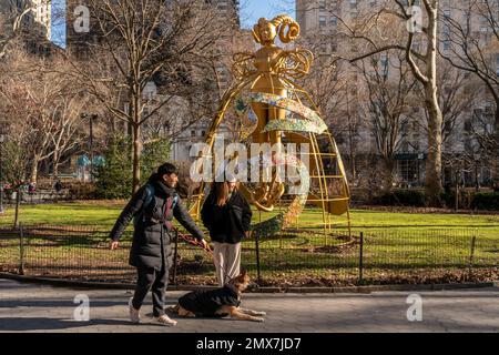 "Havah ... respirer, air, vie" par l'artiste Shahzia Sikander est vu sur une pelouse dans le parc Madison Square à New York mardi, 24 janvier 2023. L'exposition se compose de trois parties, cette sculpture à jupe, une figure sur le toit du palais de justice de la division d'appel, de l'autre côté de la rue et une application de réalité augmentée. (© Richard B. Levine) Banque D'Images