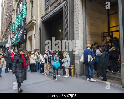 Des centaines de personnes se font la queue pour participer à un événement pop up ÒThrift to DeathÓ dans le quartier de Manhattan à New York, samedi, 28 janvier 2023. Plusieurs fournisseurs mettent en place leurs produits pour l'événement, ce qui attire un grand nombre d'économies potentielles. (© Richard B. Levine) Banque D'Images