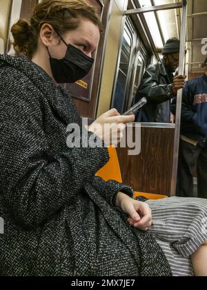 Le week-end, en train de prendre le métro à New York le dimanche, 29 janvier 2023. (© Richard B. Levine) Banque D'Images