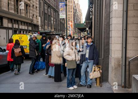 Des centaines de personnes se font la queue pour participer à un événement pop up ÒThrift to DeathÓ dans le quartier de Manhattan à New York, samedi, 28 janvier 2023. Plusieurs fournisseurs mettent en place leurs produits pour l'événement, ce qui attire un grand nombre d'économies potentielles. (© Richard B. Levine) Banque D'Images