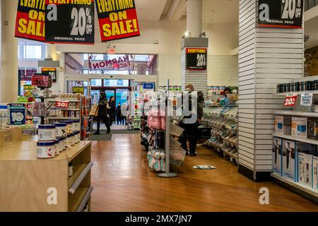 Tout est en vente au magasin de valeur faciale de Bed Bath & Beyond à Chelsea, à New York, lundi, 30 janvier 2023. Bed Bath & Beyond avec lits superposés a annoncé la fermeture des 56 sites Harmon. (© Richard B. Levine) Banque D'Images