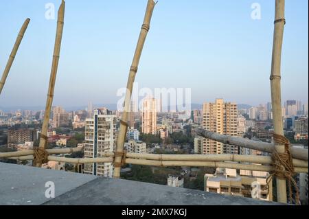 INDE, Mumbai, tour d'appartement en cours de rénovation, échafaudage avec des poteaux de bambou attachés avec des cordes de jute / INDIEN, Mumbai, Wohnhaus mit Baugerüst aus Bambus Banque D'Images