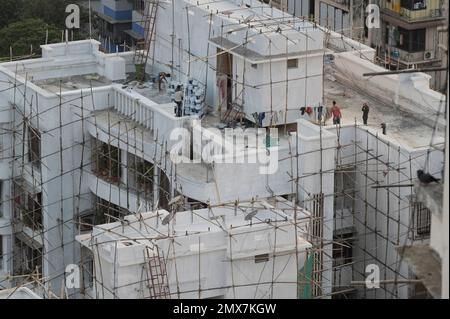 INDE, Mumbai, tour d'appartement en rénovation, échafaudage en bambou, travailleur migrant de UP et Bihar faisant des travaux de peinture / INDIEN, Mumbai, Wohnhaus mit Baugerüst aus Bambus, Wanderarbeiter aus UP und Bihar BEI Malerarbeiten Banque D'Images