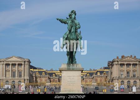 France, Versailles, Panorama du célèbre château de Versailles près de la porte royale d'or où les visiteurs font la queue à l'entrée du c Banque D'Images