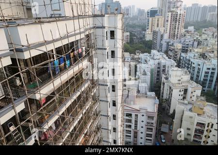 INDE, Mumbai, tour d'appartement en cours de rénovation, échafaudage avec des poteaux de bambou attachés avec des cordes de jute / INDIEN, Mumbai, Wohnhaus mit Baugerüst aus Bambus Banque D'Images