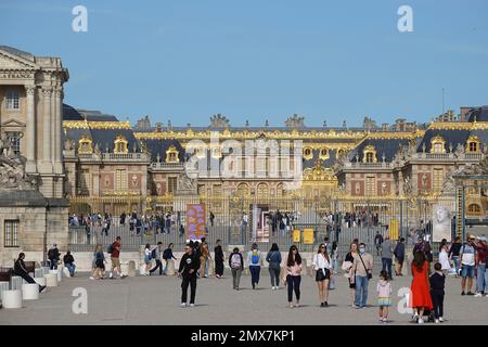 France, Versailles, Panorama du célèbre château de Versailles près de la porte royale d'or où les visiteurs font la queue à l'entrée du c Banque D'Images