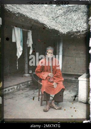 Tonkin, Indochina un village remarquable en costume de cérémonie à l'occasion d'un mariage, assis dans une cour intérieure, Léon occupé à Indochina Banque D'Images