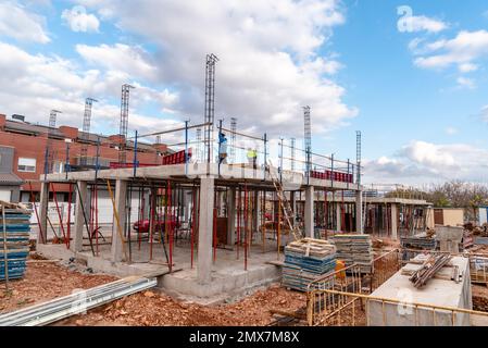 Chantier de construction avec coffrages en acier et barres de renfort pour piliers prêt pour le coulage du béton Banque D'Images