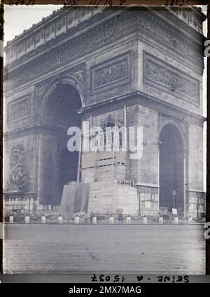 Paris (8th arr.), France démantèlement des protections anti-bombardement sur l'Arc de Triomphe , Banque D'Images