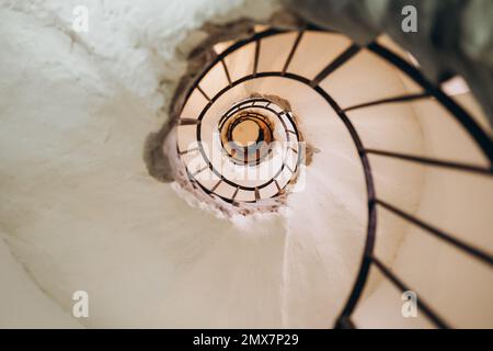 Beaux escaliers en spirale. Vue sous les escaliers. Banque D'Images