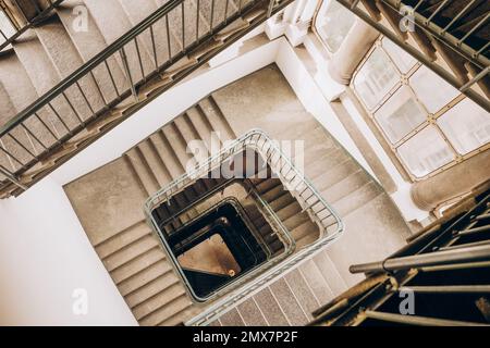 Beaux escaliers en spirale. Vue de dessus. Banque D'Images