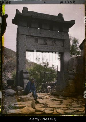 Massif du Taishan, Chine Portique (paifang) de fuhumiao ('Temple du tigre tigé') , 1913 - Chine - Stéphane Passet Banque D'Images