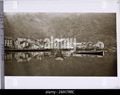 ODDA, Norvège maisons au bord du lac , 1910 - Voyage d'Albert Kahn et Auguste Léon en Scandinavie - (9 août - 14 septembre) Banque D'Images