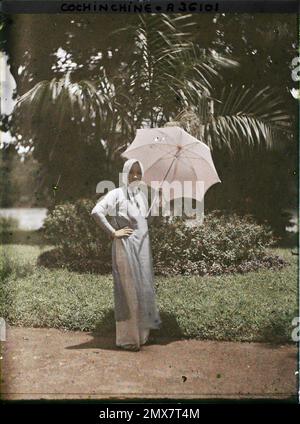 Saigon, Cochinchina, Indochina jeune femme dans le jardin botanique, Léon occupé à Indochina Banque D'Images