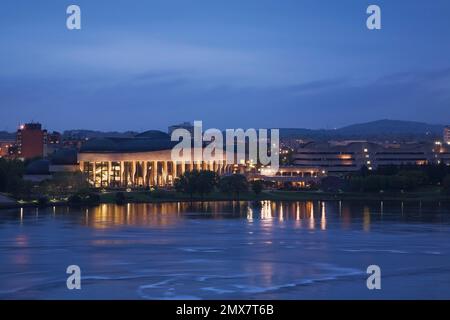 Rivière des Outaouais et Musée canadien des civilisations à Hull (Québec) illuminés au crépuscule du printemps, photo prise du parc Majors Hill à Ottawa (Ontario). Banque D'Images