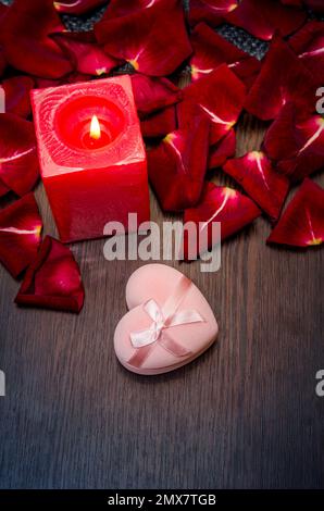 bougie, rose pétale rouge avec boîte cadeau sur table. contexte du concept de la saint-valentin Banque D'Images