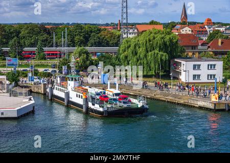 Le ferry « Warnow » se remplit de véhicules et de passagers sur le côté gauche de la rivière Warnow pour la traverser, Rostock-Warnemunde, Allemagne. Banque D'Images