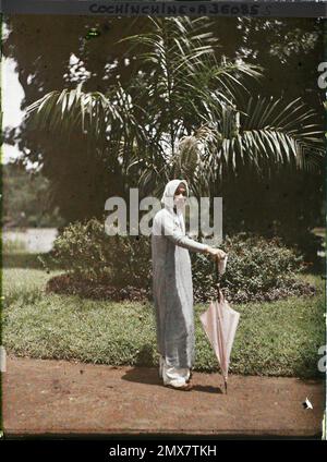 Saigon, Cochinchina, Indochina jeune femme dans le jardin botanique, Léon occupé à Indochina Banque D'Images