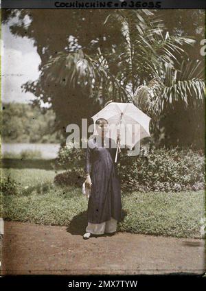 Saigon, Cochinchina, Indochina jeune femme dans le jardin botanique, Léon occupé à Indochina Banque D'Images