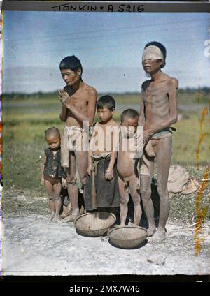 Environs de Hà-Nôi, Tonkin, Indochine de mendiants aveugles et d'enfants par une route, Léon occupé en Indochine Banque D'Images