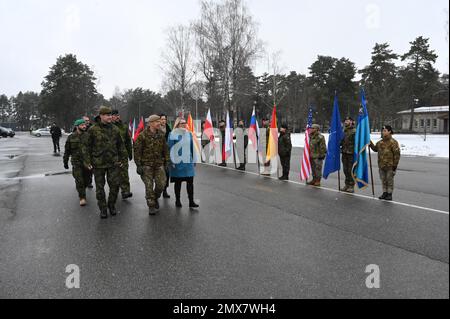 Adazi, Lettonie. 02nd févr. 2023. La ministre tchèque de la Défense, Jana Cernochova, en bleu, le chef d'état-major Karel Rehka, avant gauche, et quelques législateurs ont visité les 60 membres de l'unité technique militaire tchèque de la base d'Adazi déployée dans le cadre de la PFE (présence avancée renforcée), à 2 février 2023, à Adazi, en Lettonie. Au centre de la photo se trouve Sandris Gaugers, commandant de la Brigade d'infanterie mécanisée des Forces terrestres. Crédit: Karel Capek/CTK photo/Alay Live News Banque D'Images