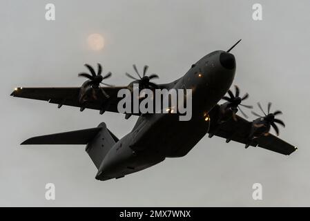 Aéroport de Londres Southend, Southend on Sea, Essex, Royaume-Uni. 2 février 2023. Un avion de transport Airbus A400M Atlas de la Royal Air Force, série ZM401, a effectué deux «approches manquées» à l'aéroport au crépuscule, passant sous la lune. Une approche interrompue permet à l'équipage de pratiquer les procédures d'atterrissage avant de s'arrêter et de survoler la piste à basse altitude. L'aéroport de Londres Southend est actuellement dépourvu de vols de ligne Banque D'Images