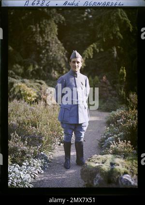 Propriété d'Albert Kahn, Boulogne, France M. André Bernardel debout dans une allée du jardin , Banque D'Images