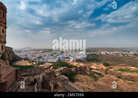 Vue de dessus de la ville de Jodhpur vu du célèbre fort de Mehrangarh, Jodhpur, Rajasthan, Inde. Ciel bleu en arrière-plan. Fort de Mehrangarh, patrimoine de l'UNESCO. Banque D'Images