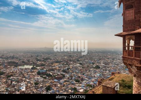 Vue de dessus de la ville de Jodhpur vu du célèbre fort de Mehrangarh, Jodhpur, Rajasthan, Inde. Ciel bleu en arrière-plan. Fort de Mehrangarh, patrimoine de l'UNESCO. Banque D'Images